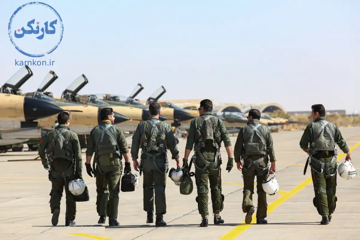 خلبانان جنگنده به سمت جنگنده ها