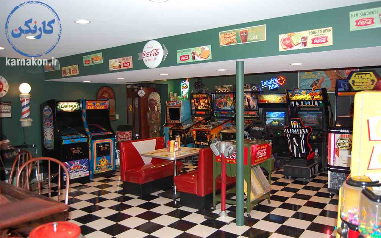 فضای داخلی یک رستوران که چند بازی آرکید در آن قرار دارد