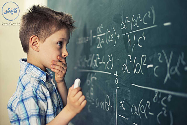 آیا رشته ریاضی سخت است برای کودکی که پای تخته در حل سوال ریاضی مانده، بله