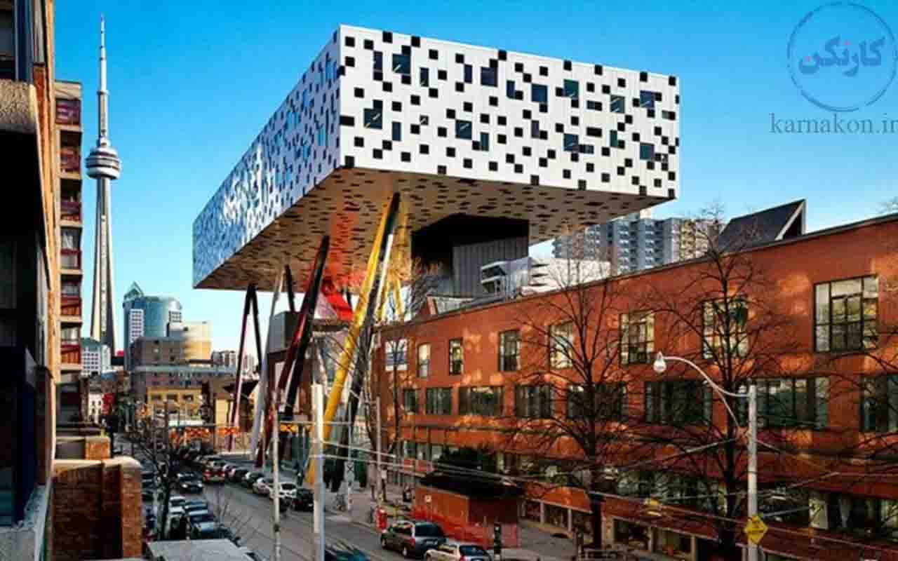 سردر کالج هنر و دیزاین اونتاریو(OCAD) واقع در تورنتوی کانادا و برج CN در پس زمینه 