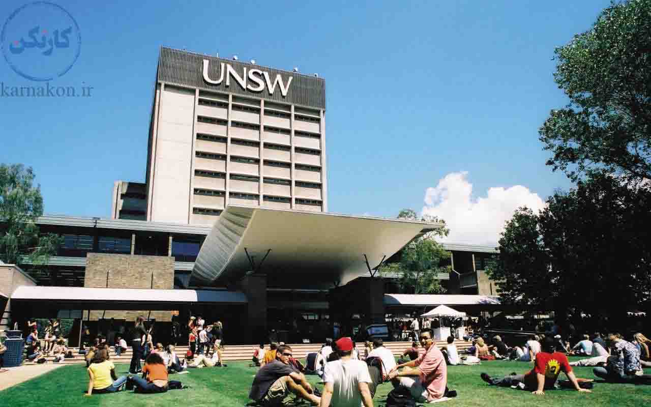 سر در دانشگاه هنر نیوسوث ولز (UNSW) و دانشجویانی که در فضای باز جلوی دانشگاه، روی چمن‌ها نشسته‌اند.