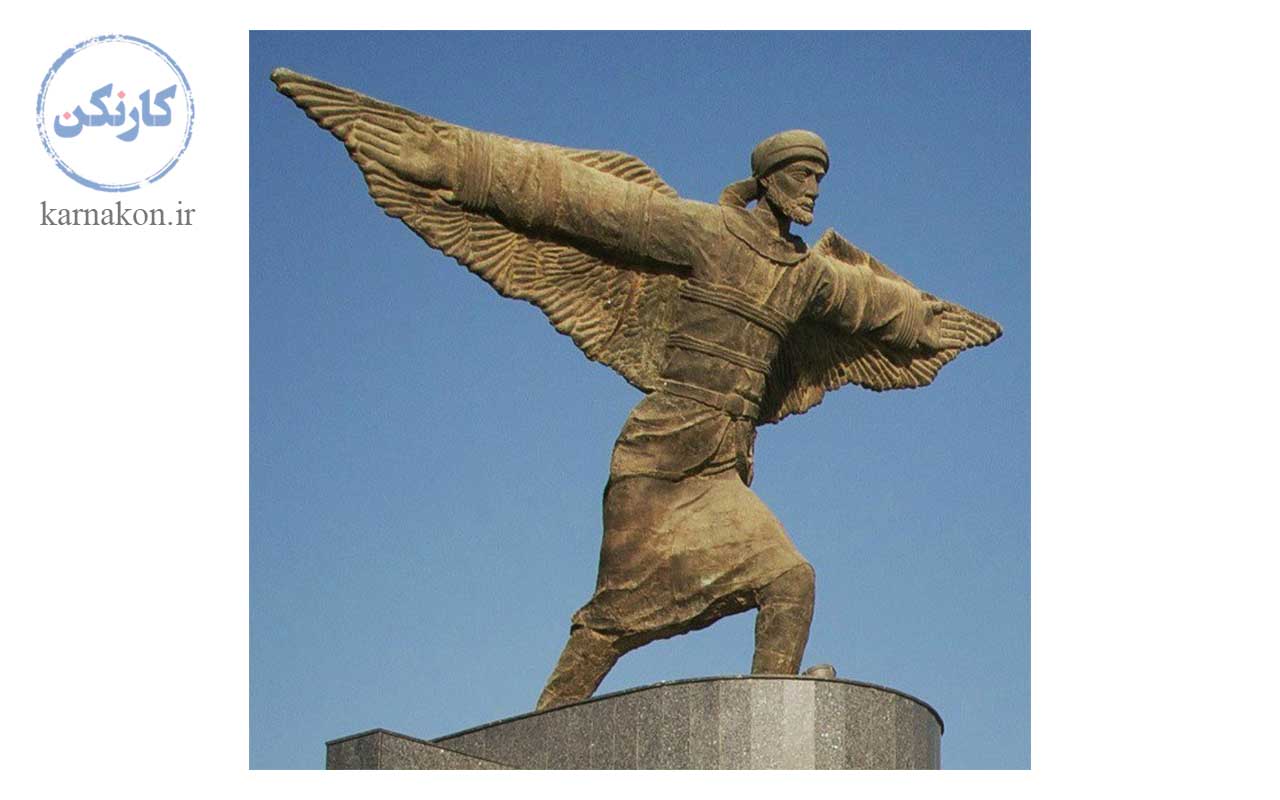 مجسمه‌ی ابن فرناس جلوی فرودگاه بغداد