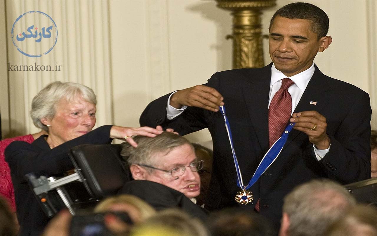 در سال 2009 توانست مدال آزادی را از رئیس جمهور وقت امریکا دریافت کند.