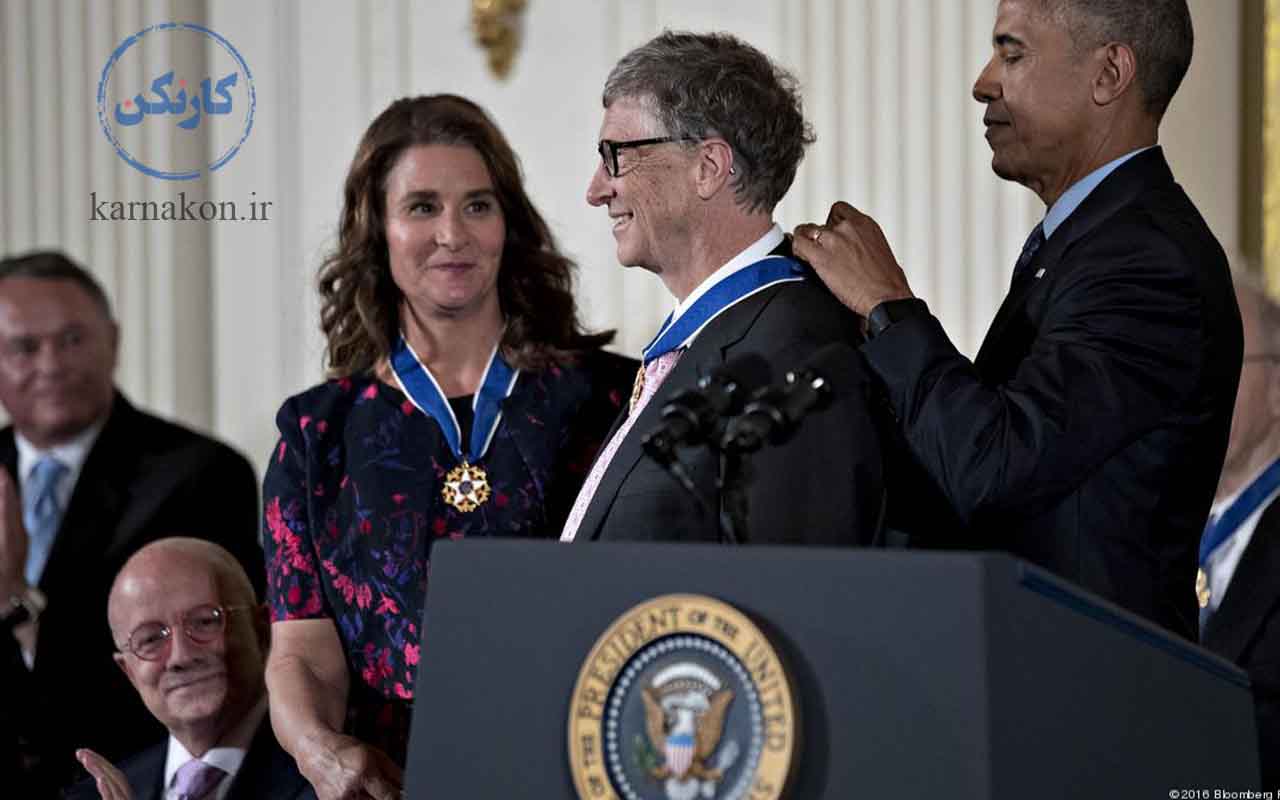 باراک اوباما به بیل گیتس مدال آزادی اهدا می‌کند.