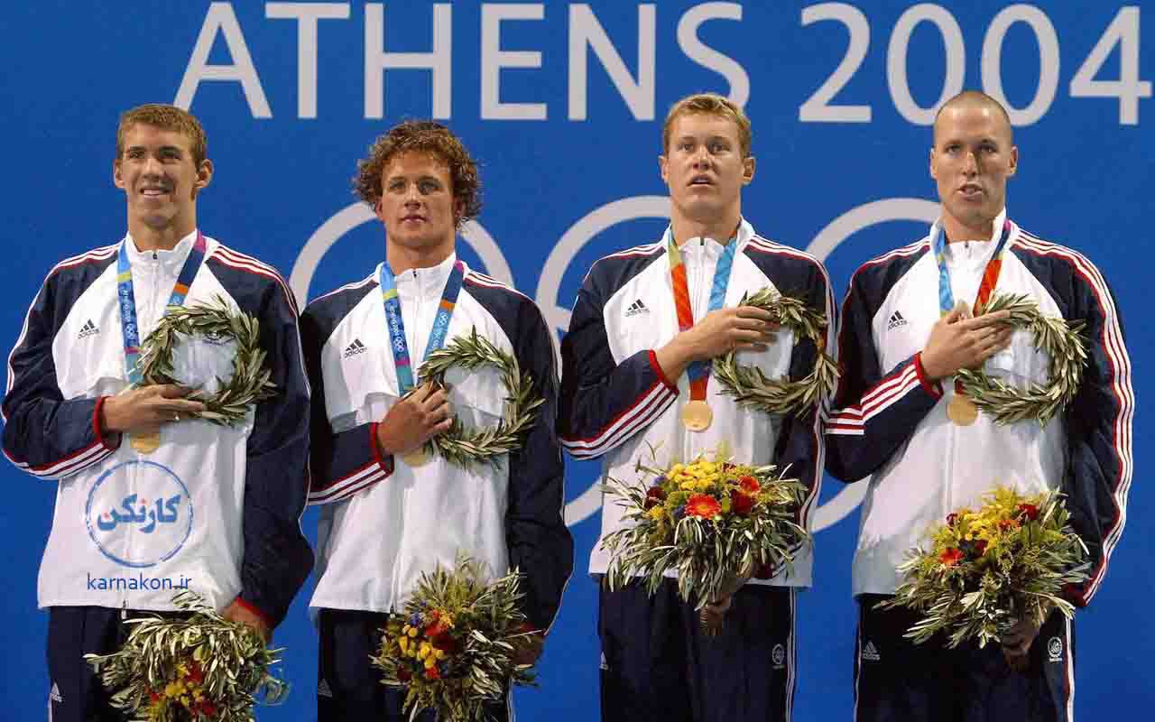 مایکل فلپس و هم‌تیمی هایش به همراه مدال طلا، المپیک آتن