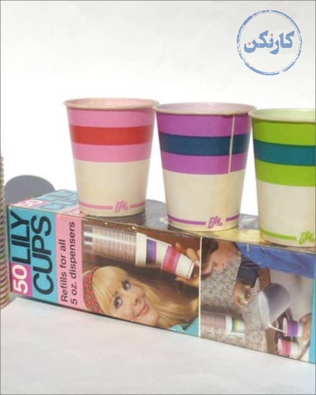 لیوان های رنگی روی یک جعبه لیوان مربوط به شرکت Lily Cups 