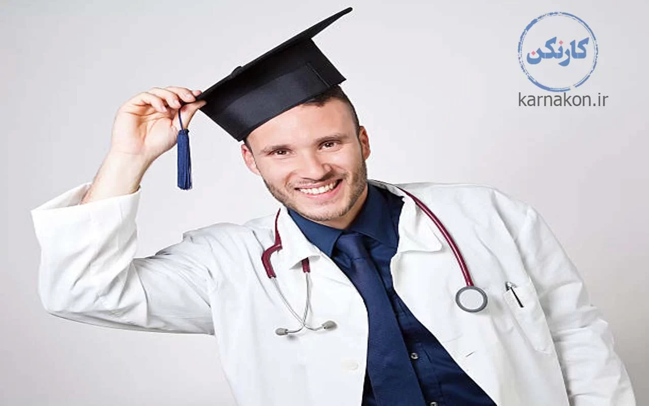 فردی که موفق به گرفتن پذیرش تحصیل پزشکی در ایتالیا شده و خوشحال است.