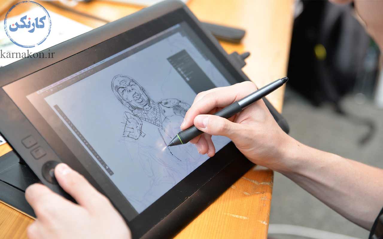 طراح در حال کشیدن نقاشی دیجیتال 