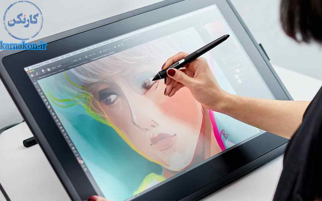 طراح در حال کشیدن نقاشی دیجیتال 