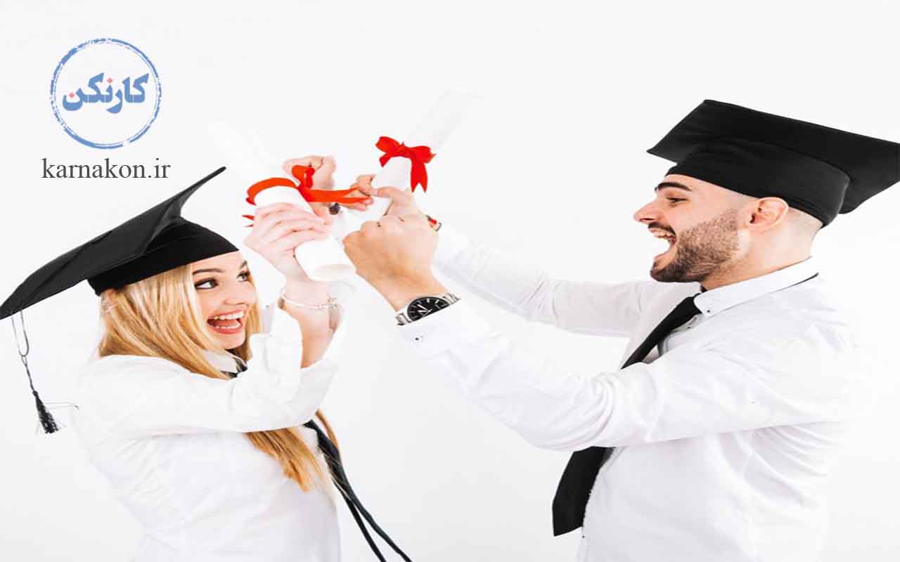 یک زن و مرد خوشحال با لباس سفید و کراوات مشکی که کلاه فارغ‌التخصیلی بر سر دارند رو به روی هم ایستاده‌اند و دیپلم تحصیلی‌شان با روبان قرمز بسته شده و در دستشان است. مرد ساعت صفحه مشکی به دست دارد. 
