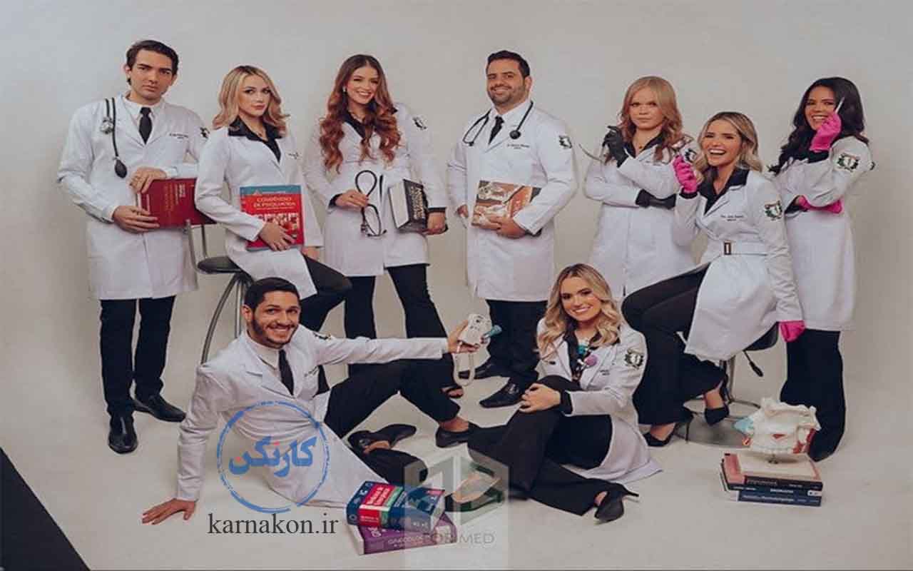 9 دانشجوی دختر و پسر با لباس پزشکی که کتاب‌ها گوشی‌های پزشکی در دست دارند. 7 نفر ایستاده‌اند و 2 نفر نشسته‌اند و همگی خوشحالند و می‌خندند و به تحصیل پزشکی به زبان انگلیسی در ترکیه مشغولند