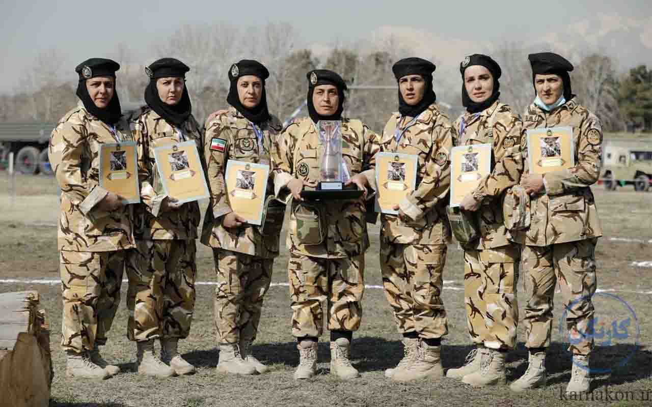 زنان ارتشی در حال عکس گرفتن با لوح تقدیر