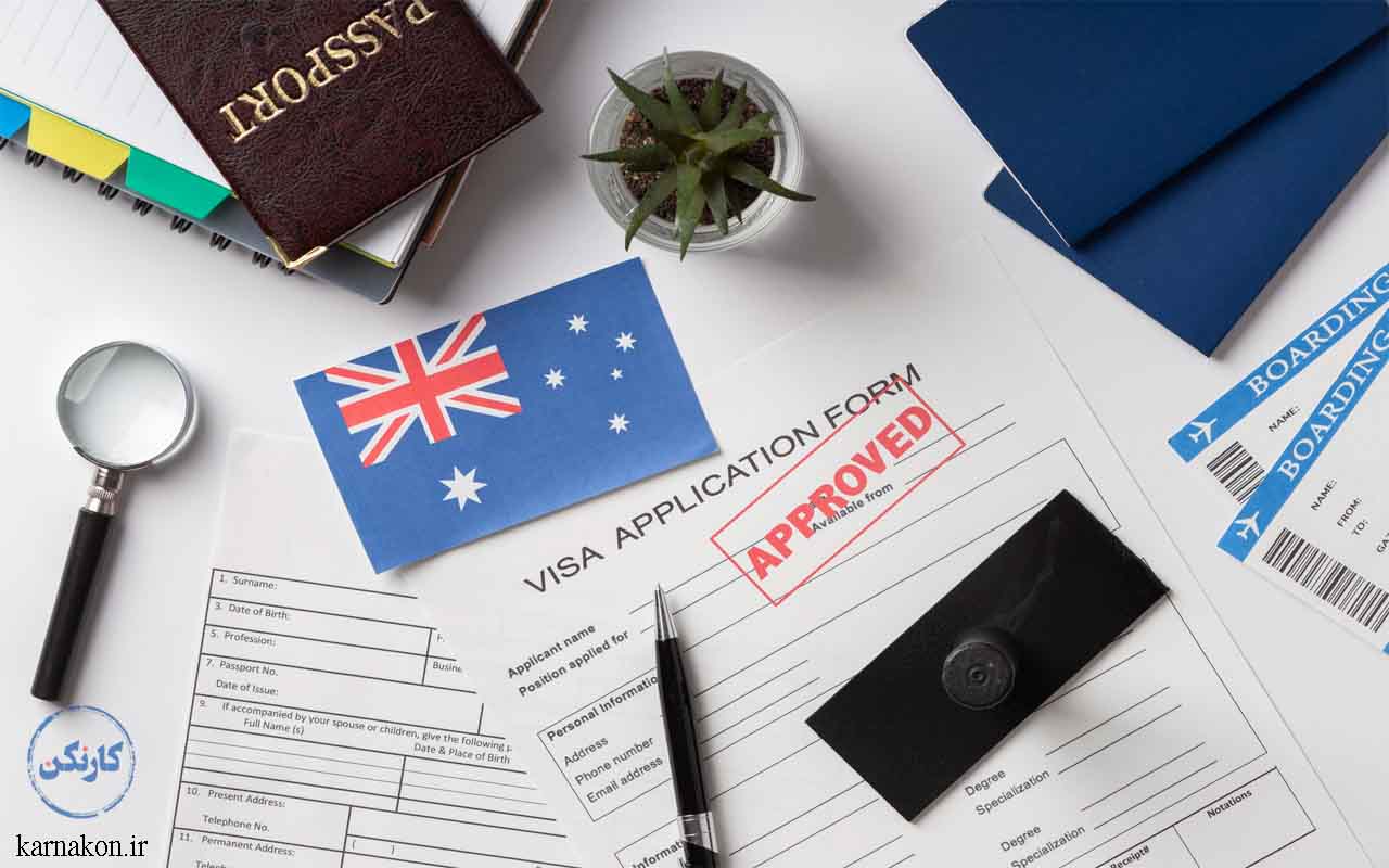 فرم درخواست ویزا که مهر تایید خورده است. بالای این فرم پرچم نیوزلند، یک گدان، پاسپورت، ذره بین، کلاسور کاغذی، دو بلیت پرواز و دو دفتر هست. تمامی روی یک سطح سفید هستند.
توضیحات لازم برای دریافت ویزای تحصیلی نیوزلند