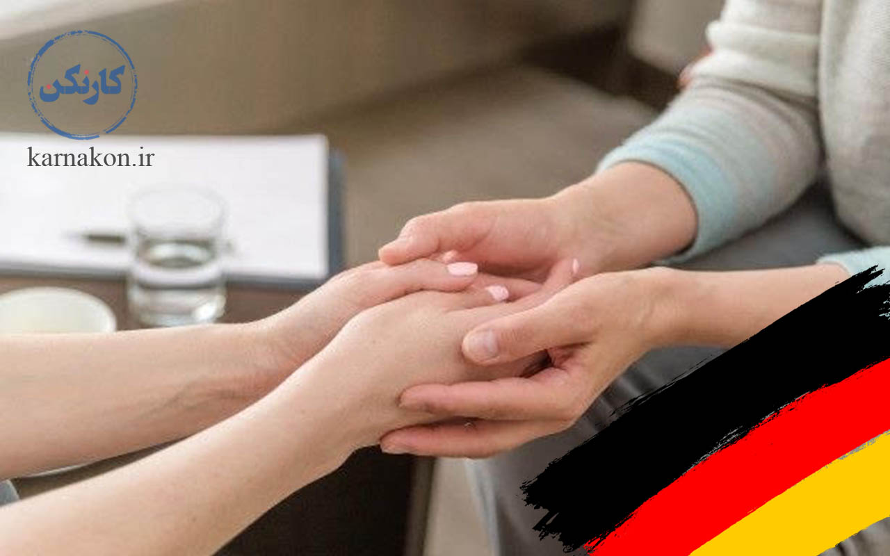 روانشناس برای همدلی دست مراجعه کننده را گرفته و 
پرچم آلمان