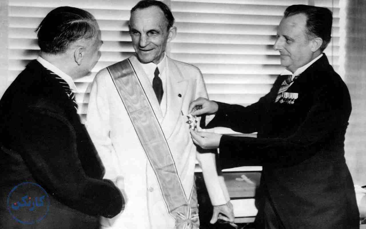 مدال گرفتن فورد از حزب نازی