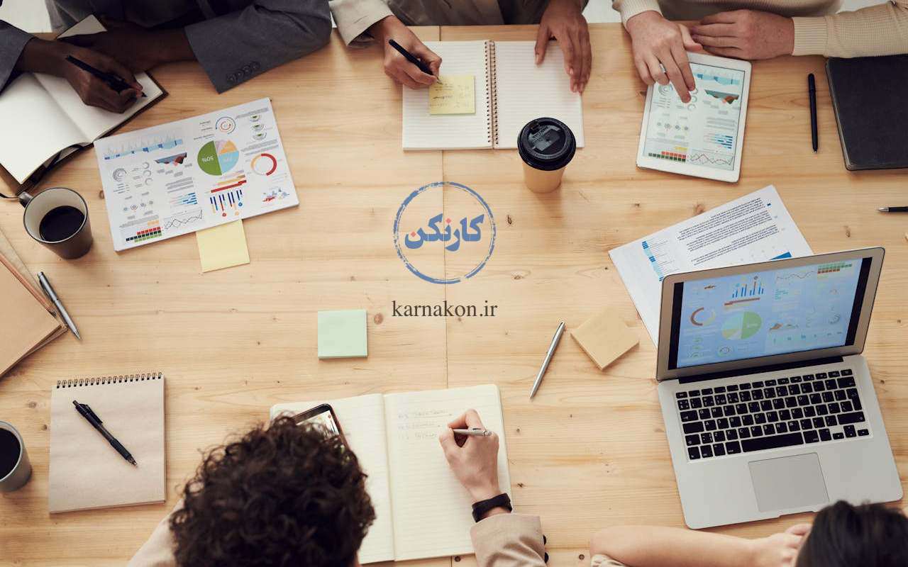 جلسه تیم فروش برای بررسی استراتژی‌های جدید
