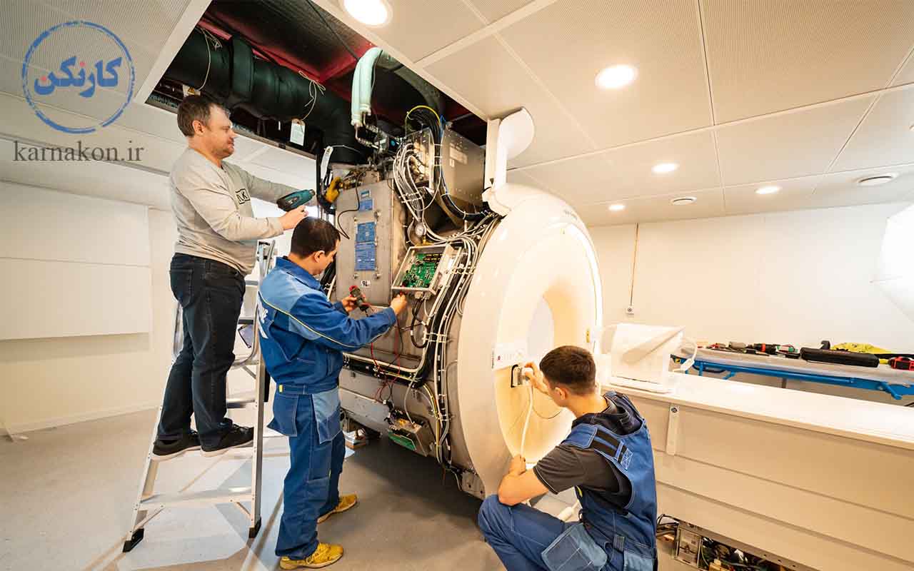 متخصصان در حال نگهداری و تعمیر دستگاه MRI، یکی از نیازهای بازار کار مهندسی پزشکی.