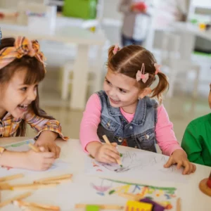 والدین چگونه می‌توانند مهارت های اجتماعی کودک خود را پرورش دهند؟